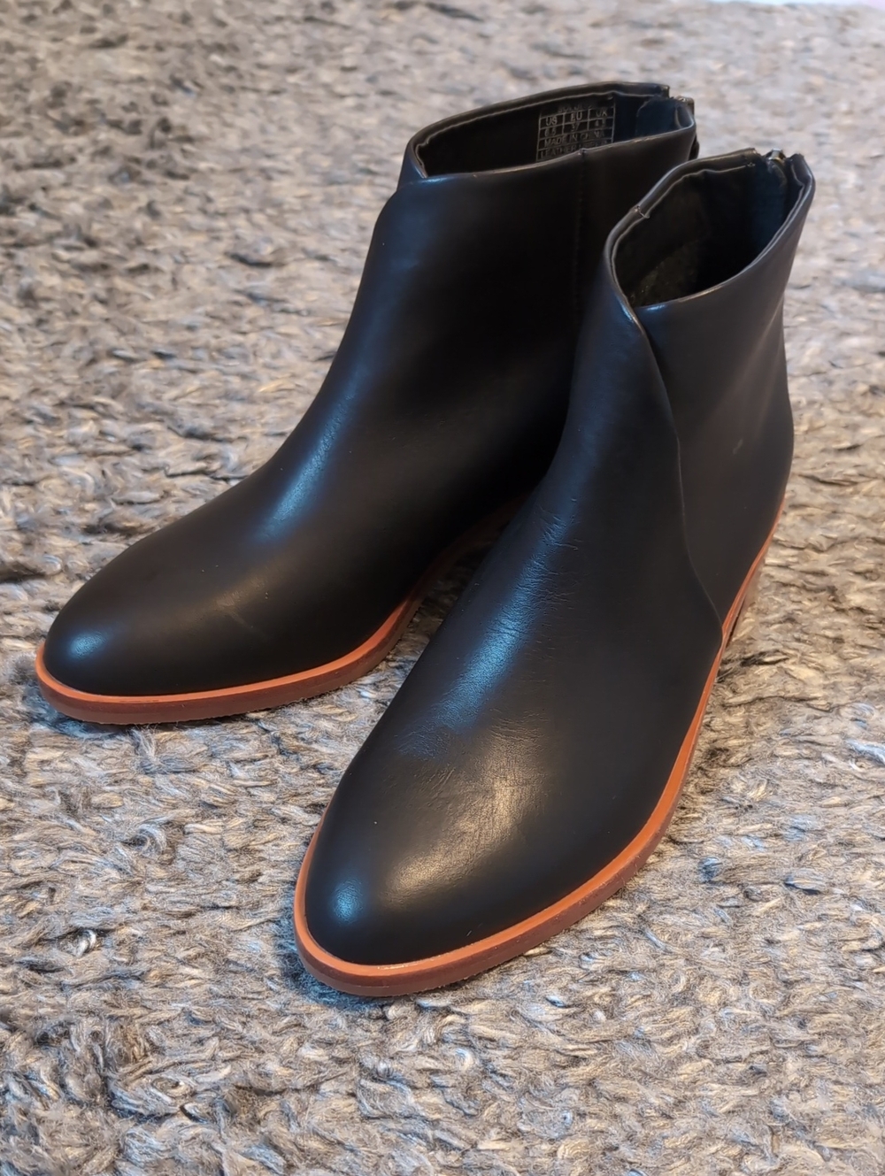 Soludos Black Leather Chukka Boots with Tan Contrast Sole
